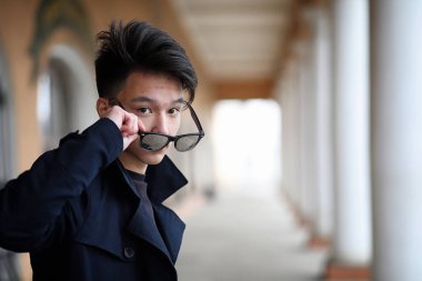 Asya genç adam sokakta bir ceket