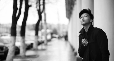 Asya genç adam açık havada poz siyah beyaz fotoğraf