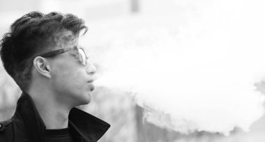 Asya genç adam açık havada poz siyah beyaz fotoğraf