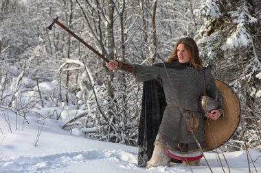 Defender'ı posta zırh genç savaşçı