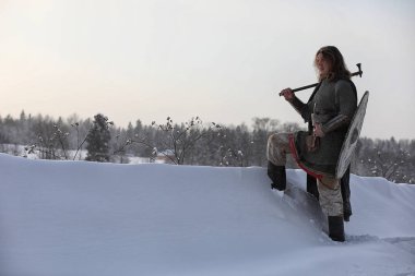 Defender'ı posta zırh genç savaşçı