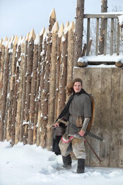 Defender'ı posta zırh genç savaşçı