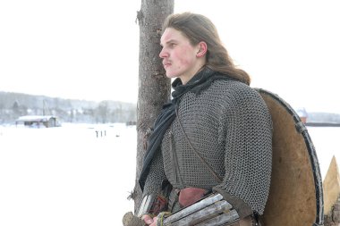 Defender'ı posta zırh genç savaşçı