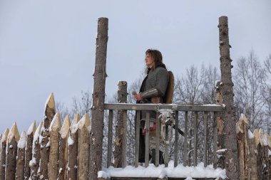 Defender'ı posta zırh genç savaşçı