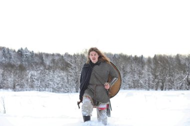 Defender'ı posta zırh genç savaşçı