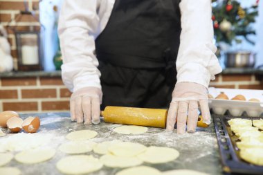 Erkek chef malzemeler kitch un ürünleri hazırlamak için kullanır
