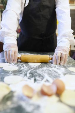 Erkek chef malzemeler kitch un ürünleri hazırlamak için kullanır