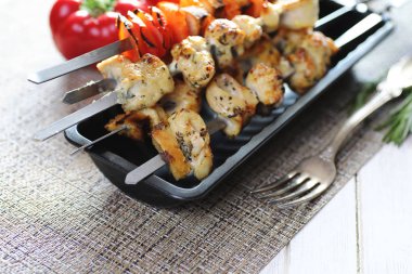 Pişmiş sebze ile metal şiş üzerinde kebap