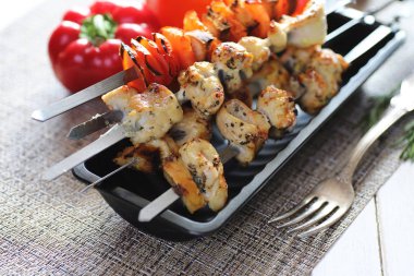 Pişmiş sebze ile metal şiş üzerinde kebap