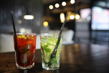 Bir tablo bir kafede nesnelerle