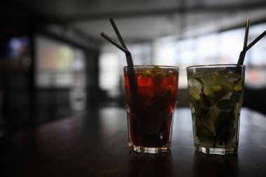 Bir tablo bir kafede nesnelerle