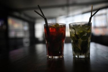 Bir tablo bir kafede nesnelerle