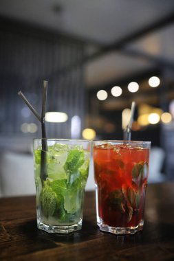 Bir tablo bir kafede nesnelerle