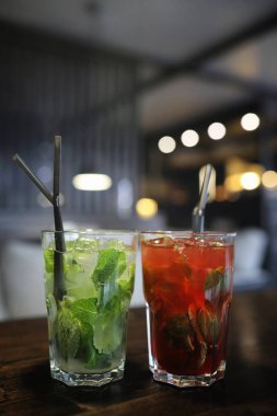 Bir tablo bir kafede nesnelerle