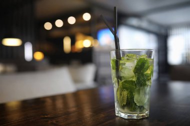 Bir tablo bir kafede nesnelerle