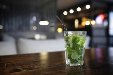 Bir tablo bir kafede nesnelerle