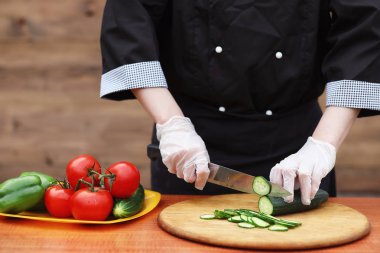 Aşçı taze çiftlik sebze keser