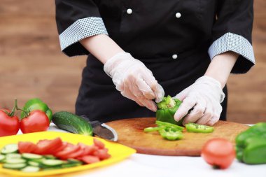 Aşçı taze çiftlik sebze keser