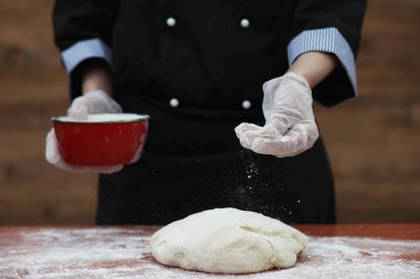 aşçı un masaya pişirme için yapar