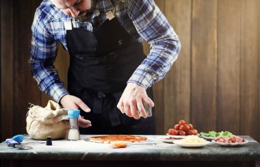 pizza hazırlama bir önlük adamım, hamur ve koyar INGR yoğurun