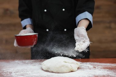 aşçı un masaya pişirme için yapar