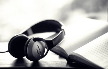 Ders kitapları kulaklık ile bir yığın