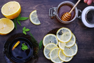 Ahşap dokusu üzerinde arka plan bir limon ve bal