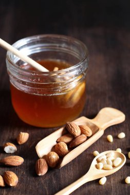 Bal ile kahvaltı için masaya taze fındık