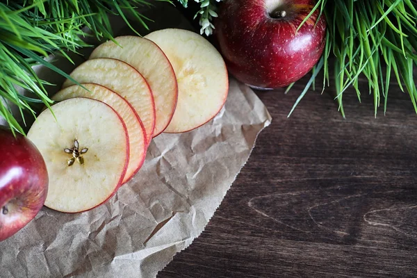 Ahşap bir masa üzerinde kırmızı taze elma