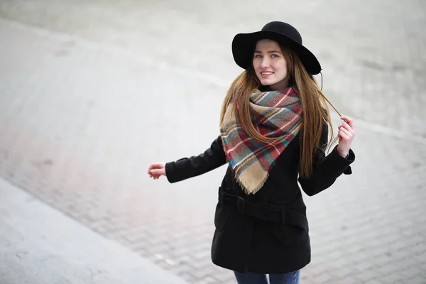 Franse vrouw voor een wandeling in het vroege voorjaar — Stockfoto