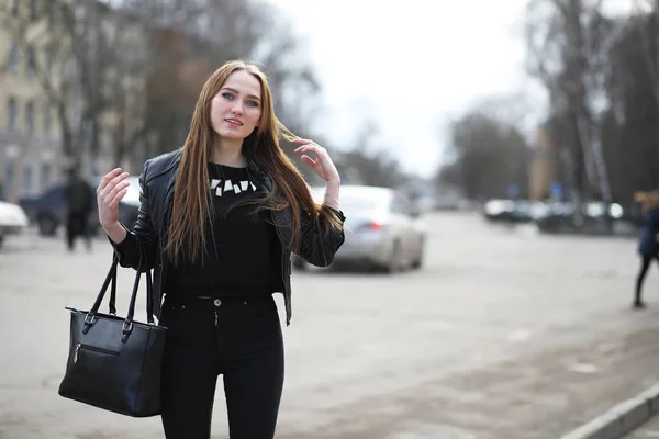 Junge süße Mädchen auf einem Spaziergang in der Stadt — Stockfoto