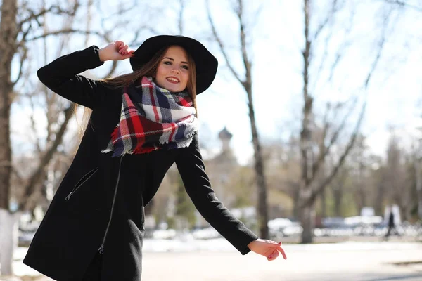 Fille sur une promenade par temps ensoleillé — Photo