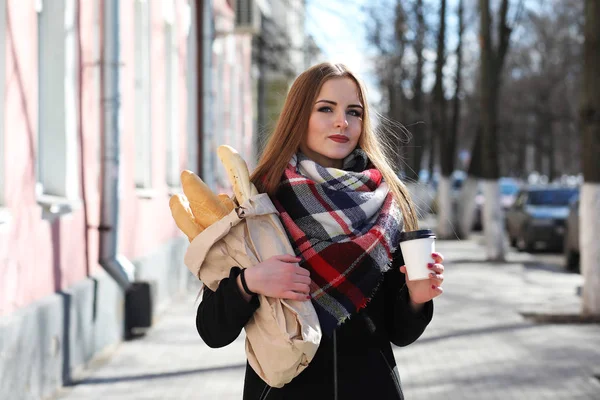 Flicka på en promenad i soligt väder — Stockfoto