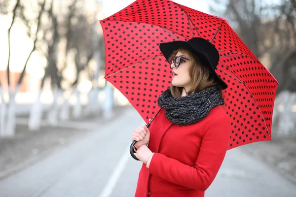 Pretty girl on a walk with an umbrella in the city — Stock Photo, Image