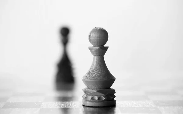 Pièce d'échecs pion à bord — Photo