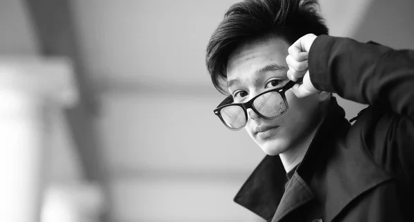 Schwarz-Weiß-Foto von asiatischen jungen Mann im Freien posiert — Stockfoto