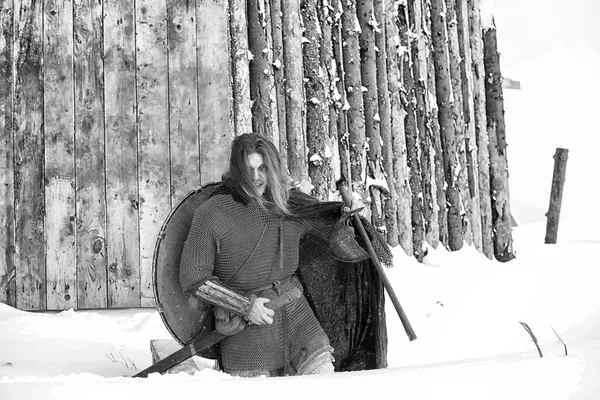 Défenseur le jeune guerrier en armure — Photo