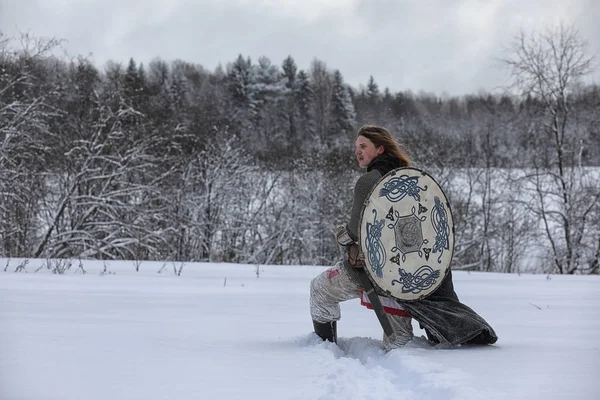 Defender'ı posta zırh genç savaşçı