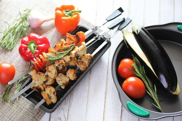 Pişmiş sebze ile metal şiş üzerinde kebap