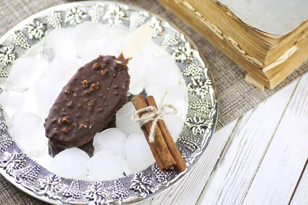 나무 막대기에 견과류와 초콜릿 디저트 아이스크림 — 스톡 사진