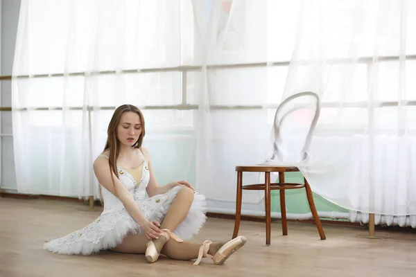 Menina bonita dançarina de balé praticando — Fotografia de Stock