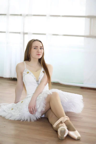 Menina bonita dançarina de balé praticando — Fotografia de Stock