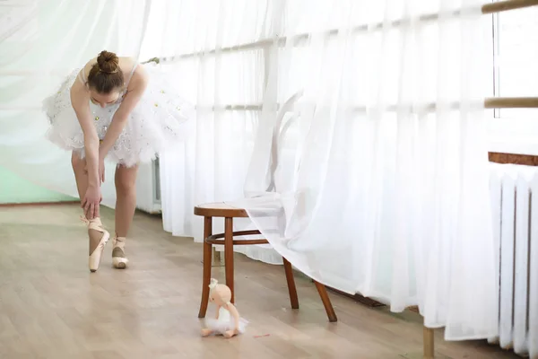 Menina bonita dançarina de balé praticando — Fotografia de Stock