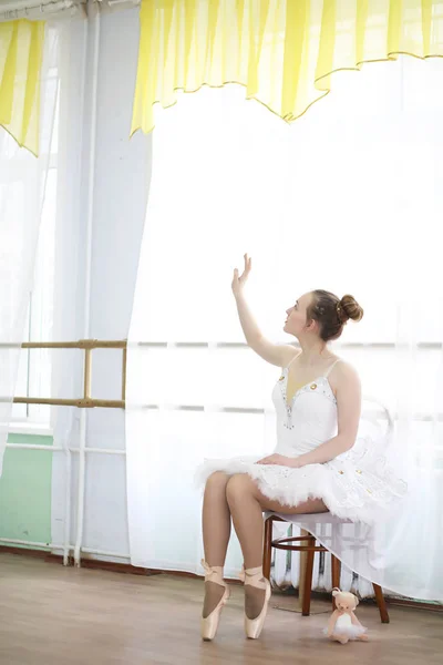 Pretty girl ballet dancer practicing — Stock Photo, Image