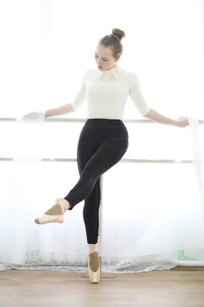 Mooi meisje balletdanser beoefenen — Stockfoto