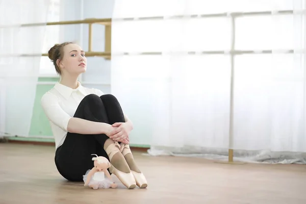 Pretty girl ballet dancer practicing — Stock Photo, Image