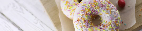 Horizontale Backform von Donuts auf einem hölzernen — Stockfoto