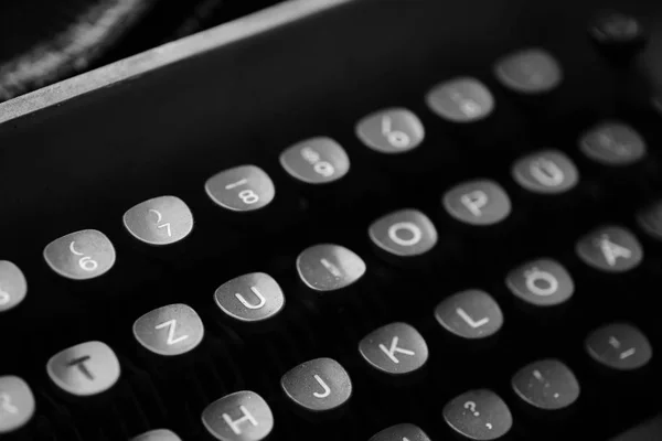 Chaves com letras em uma velha máquina de escrever — Fotografia de Stock