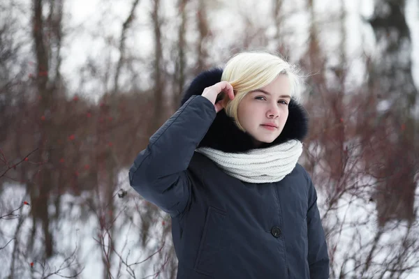 Menina bonita nova em um passeio no parque de inverno — Fotografia de Stock