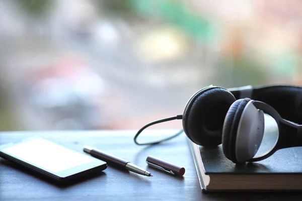 Een stapel van leerboeken hoofdtelefoon — Stockfoto